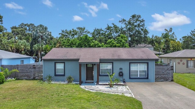 ranch-style house featuring a front yard