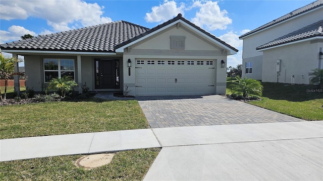 view of front facade featuring a garage and a front yard