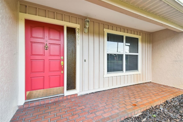 view of exterior entry featuring stucco siding