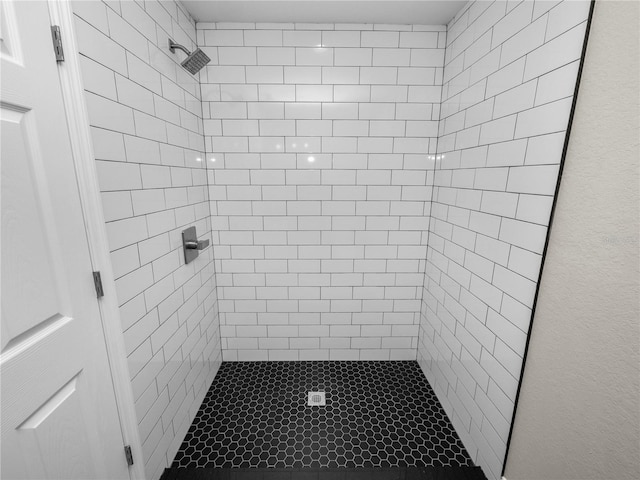 bathroom featuring tiled shower