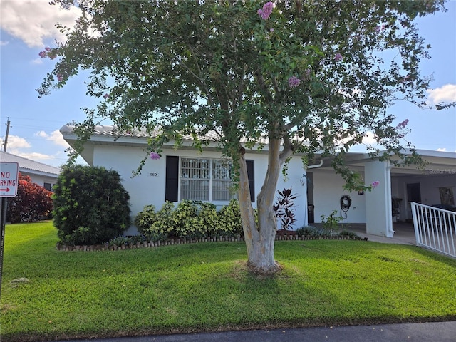 view of front of home featuring a front yard