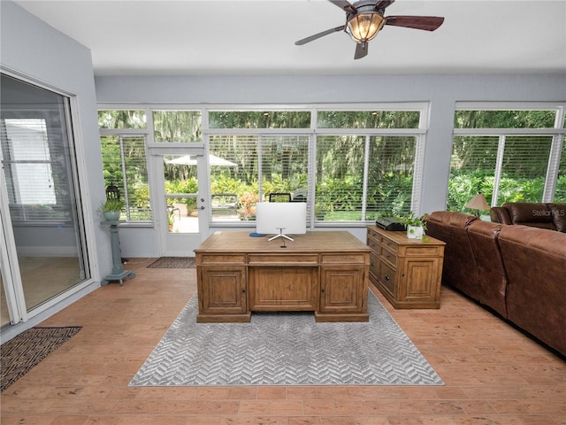 sunroom with ceiling fan