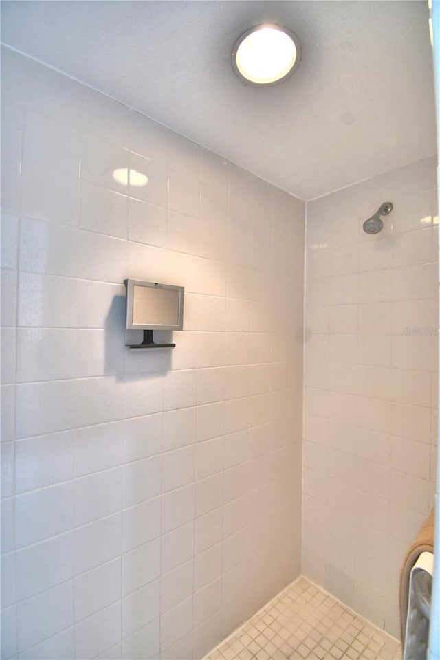 bathroom featuring tiled shower