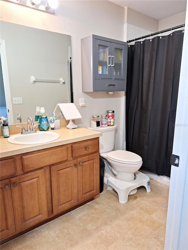 full bath featuring a shower with shower curtain, vanity, and toilet