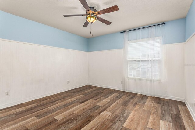 unfurnished room with dark wood-type flooring and ceiling fan