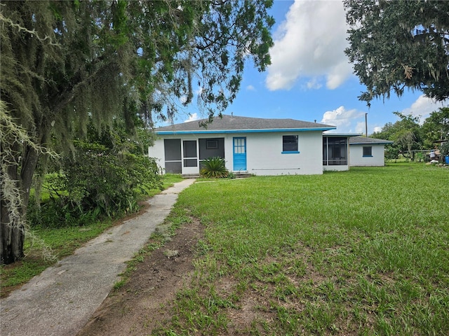 view of front facade with a front yard