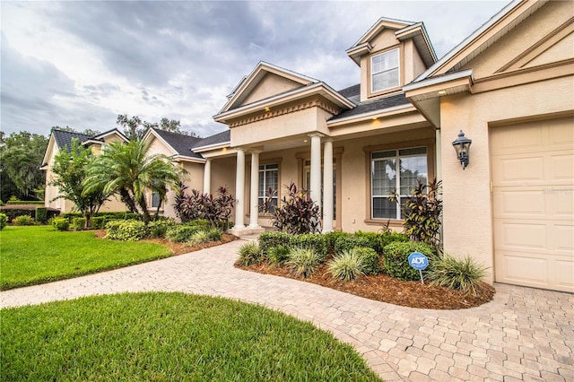 view of front of house featuring a front lawn and a garage