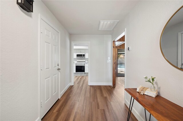 4500 Old Colony Rd, Mulberry, FL 33860 - corridor featuring wood finished floors and baseboards