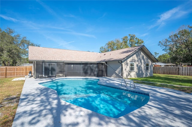 4500 Old Colony Rd, Mulberry, FL 33860 - view of swimming pool featuring a sunroom, a fenced backyard, and a patio area