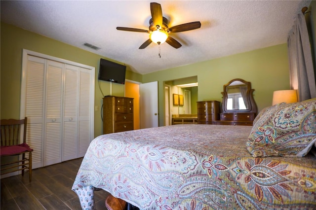 bedroom with a closet, ceiling fan, hardwood / wood-style flooring, and a textured ceiling