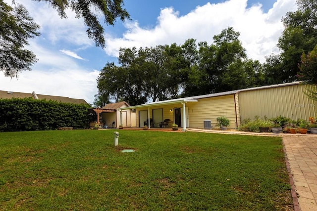 view of front of home featuring a front yard