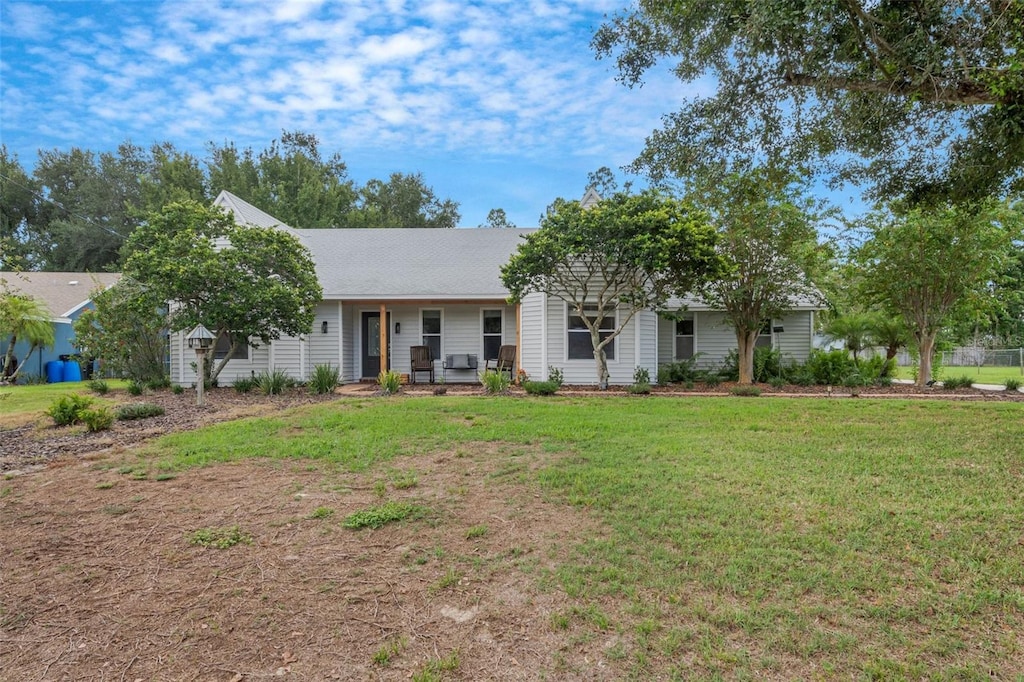 single story home featuring a front lawn