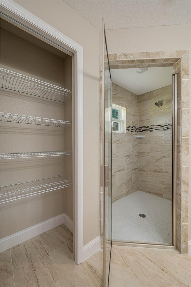 bathroom featuring tiled shower