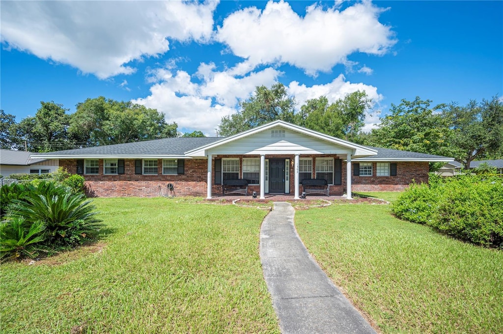 single story home featuring a front yard