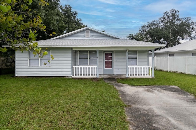 view of front of property featuring a front yard and a porch