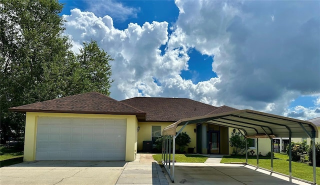 view of front of property featuring stucco siding, roof with shingles, concrete driveway, a front yard, and a garage