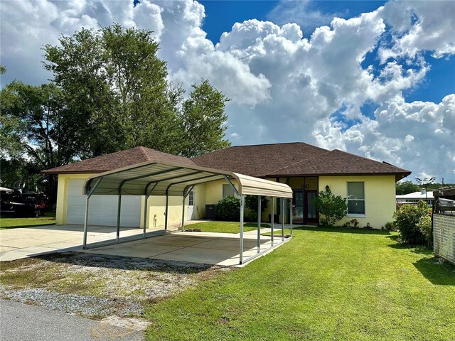 view of front facade featuring a garage, a carport, and a front yard