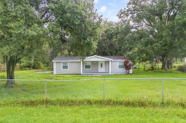 view of front of property featuring a front yard