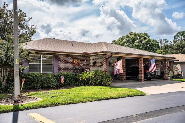 view of front of house with a carport and a front yard