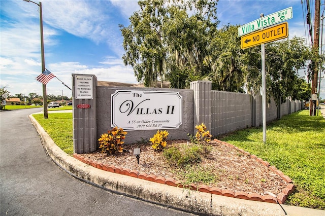 community / neighborhood sign with a lawn