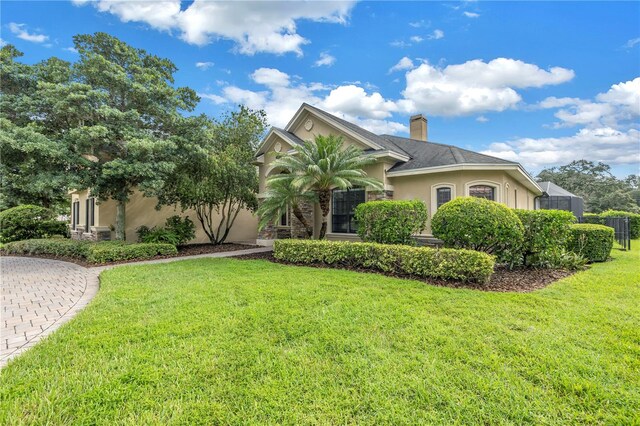 view of front of property featuring a front lawn