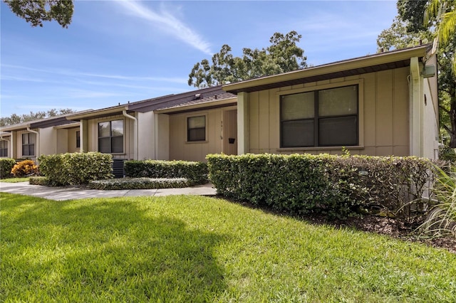 single story home featuring a front yard