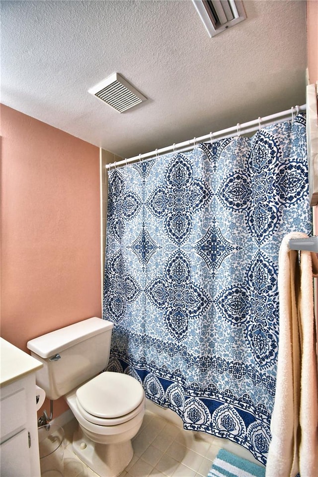 bathroom with a textured ceiling, vanity, toilet, and a shower with curtain