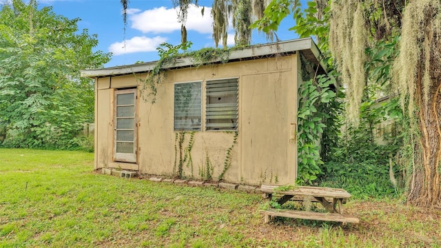 view of outdoor structure with a yard