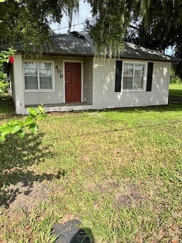 view of front of house with a front lawn