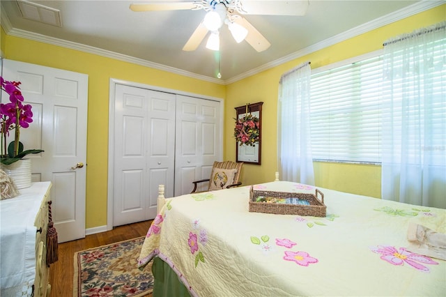 bedroom featuring ceiling fan, a closet, hardwood / wood-style floors, and ornamental molding