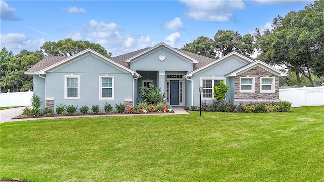 view of front of property featuring a front lawn