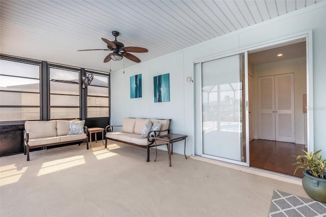 sunroom with ceiling fan