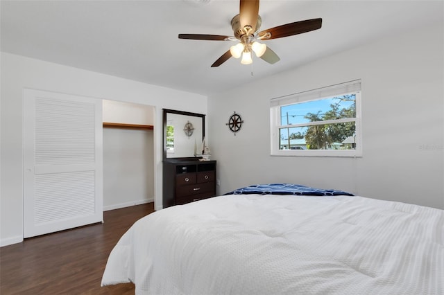 bedroom with dark hardwood / wood-style floors, ceiling fan, and a closet