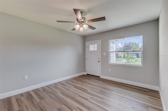 foyer featuring a textured ceiling, light hardwood / wood-style floors, and ceiling fan