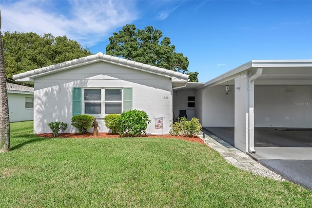 view of front of property with a front lawn