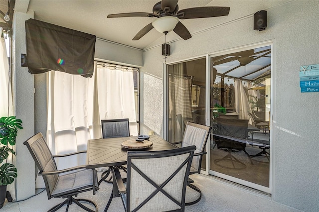 sunroom with ceiling fan