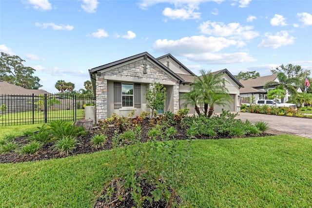 view of front of property featuring a front yard