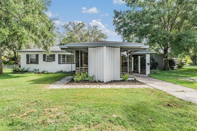 view of front facade featuring a front yard and a carport