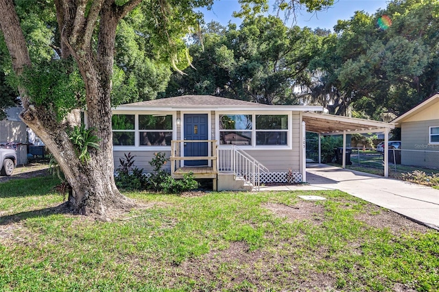 view of front of home featuring a front lawn and a carport