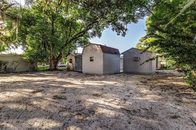 view of yard featuring a shed