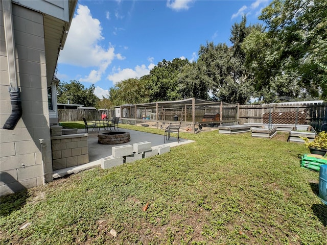 view of yard featuring an outdoor fire pit