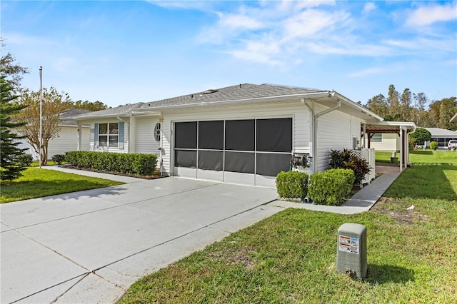 view of front of property featuring a front lawn and a garage