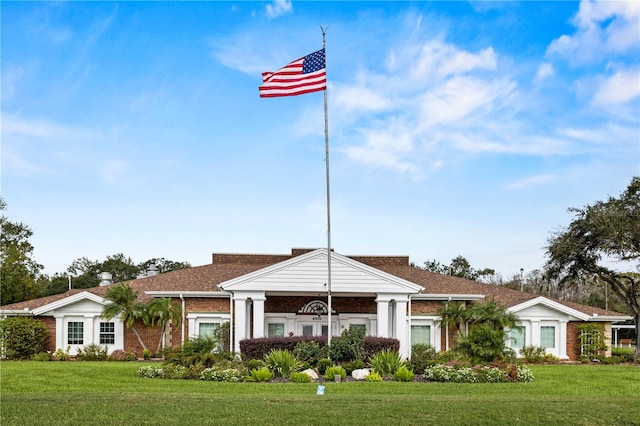 view of front of house featuring a front lawn