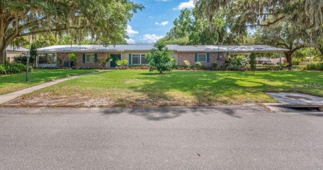 single story home with a front lawn