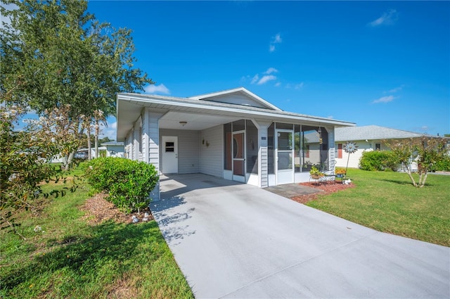 view of front of house featuring a front lawn and a carport