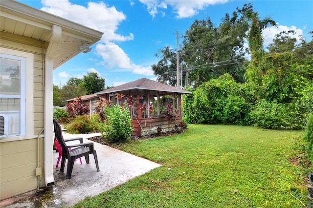 view of yard featuring a patio area