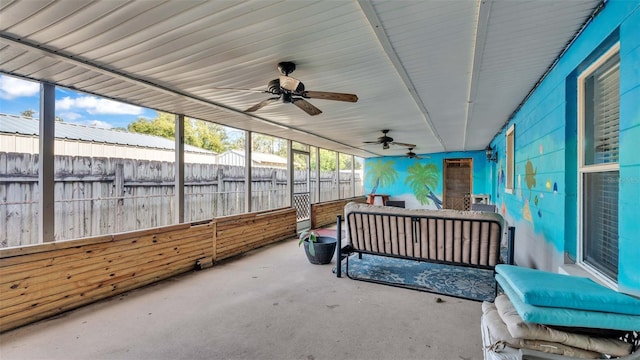 sunroom with ceiling fan