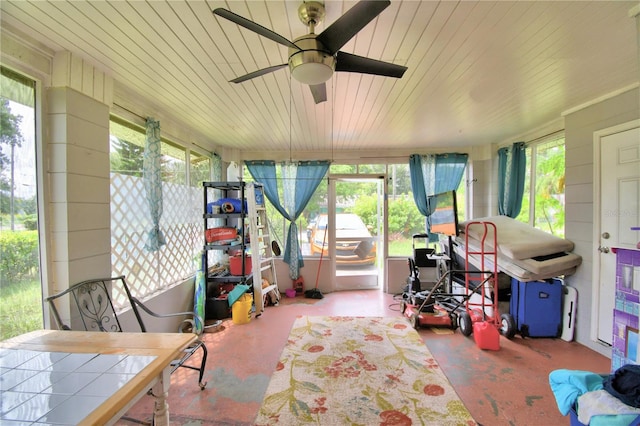 sunroom with ceiling fan