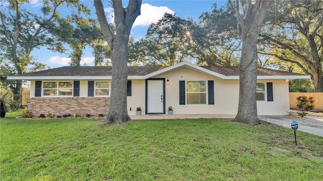 single story home with a front lawn