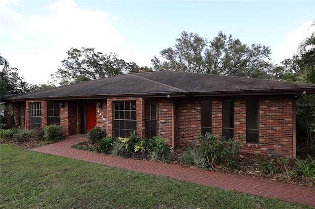 ranch-style house featuring a front yard